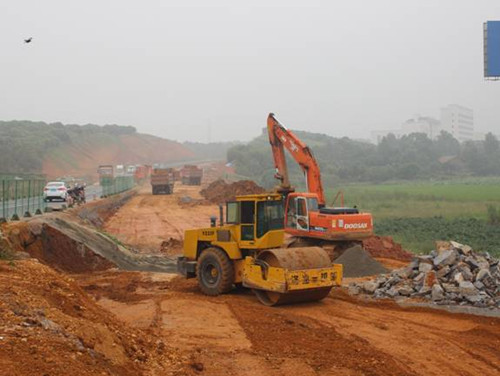 东常白鹤山入城口道路施工现场热火朝天