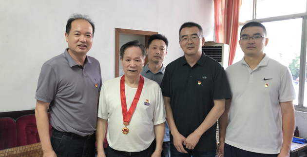 市国资委为老党员颁发“光荣在党50年”纪念章