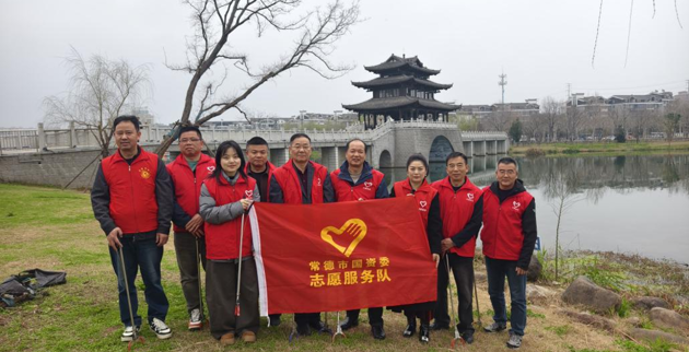 市国资委开展“学雷锋·护生态”志愿服务活动