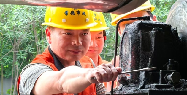市政橙・诚心为民丨杨军：从军营绿到市政橙 二十五载坚守一线护坦途